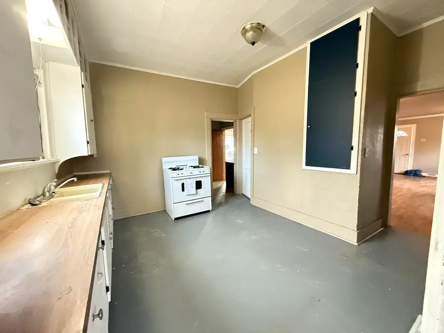 1105 Dexter St, Clay Center, KS 67432 - #3