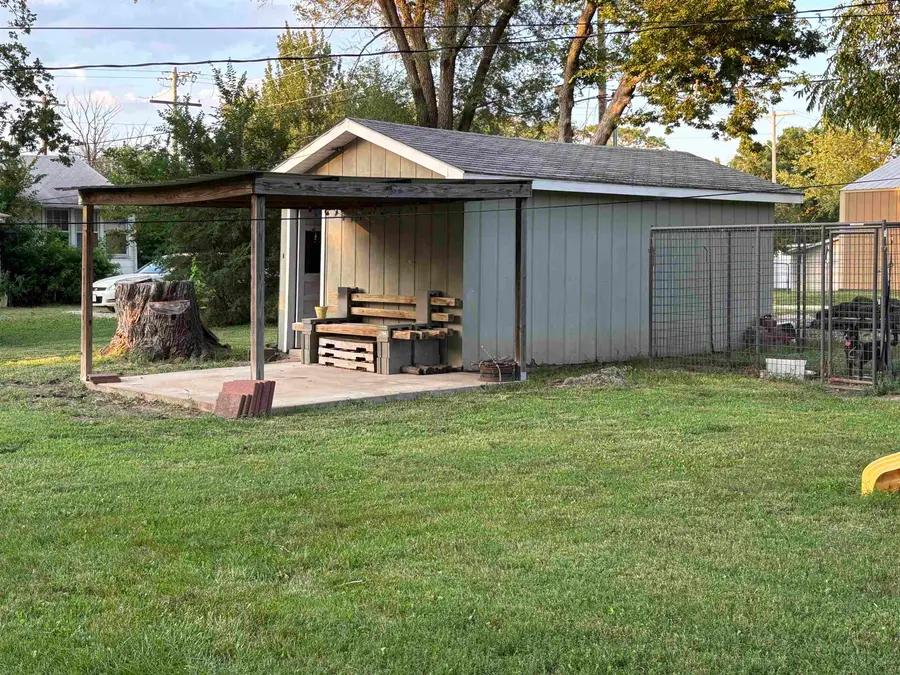 422 N Lincoln St, Marion, KS 66861 - #3