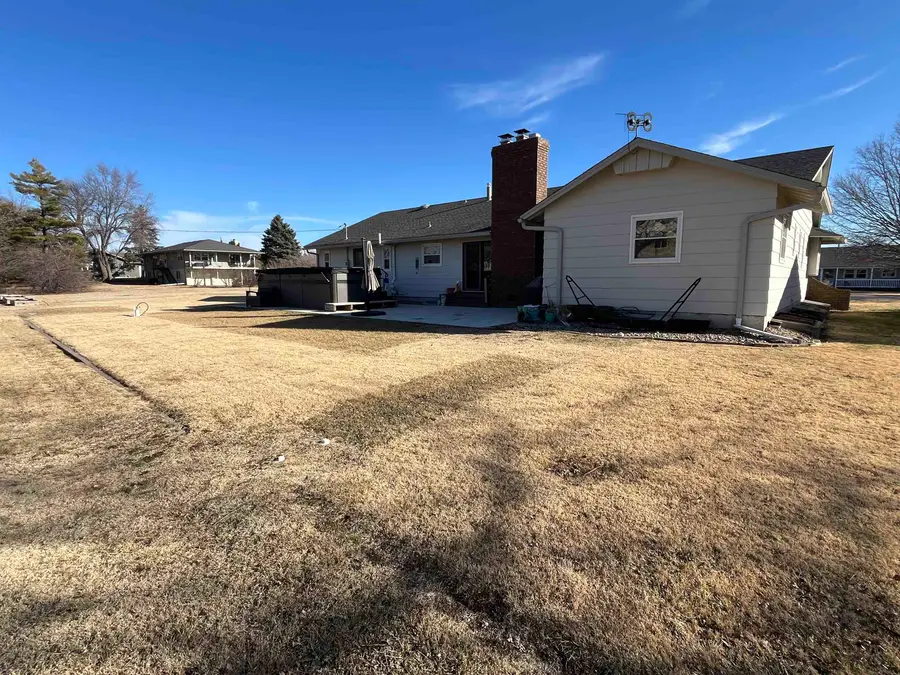 307 Willow Rd, Hillsboro, KS 67063 - #2