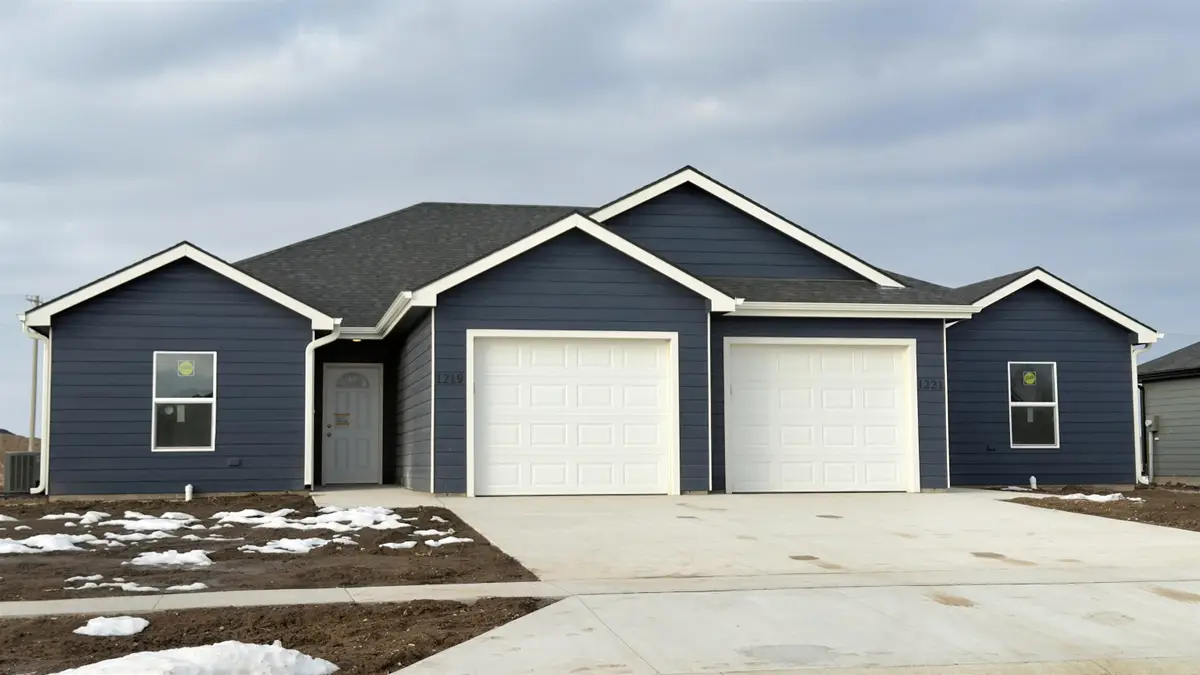 1221 Fountain Dr, Salina, KS 67401 - #1