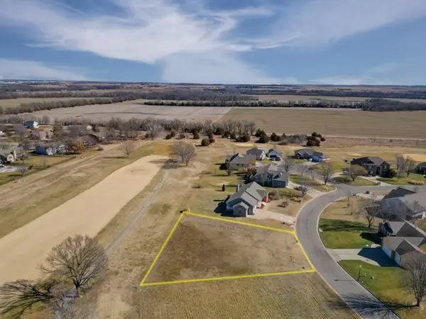 624 Quail Nest Rd, Winfield, KS 67156