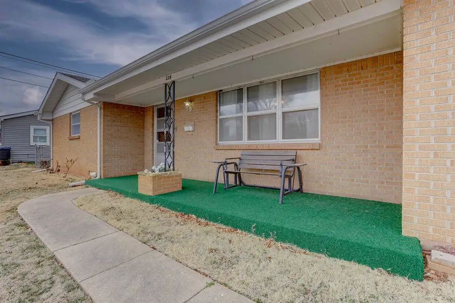 224 Virginia Ave, Arkansas City, KS 67005 - #2