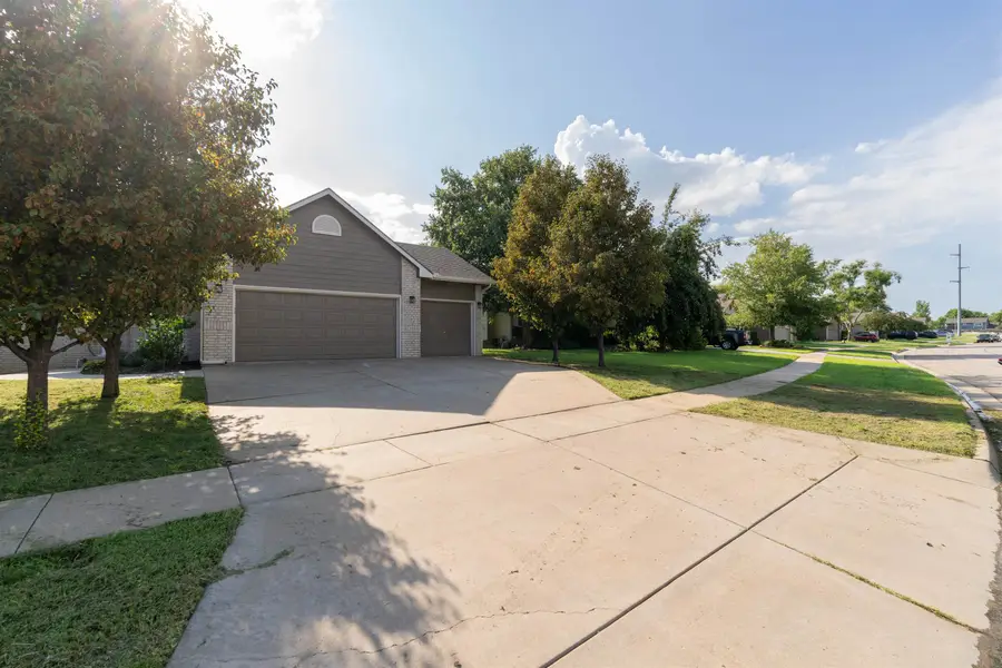 601 N Timberleaf Dr, Derby, KS 67037 - #2