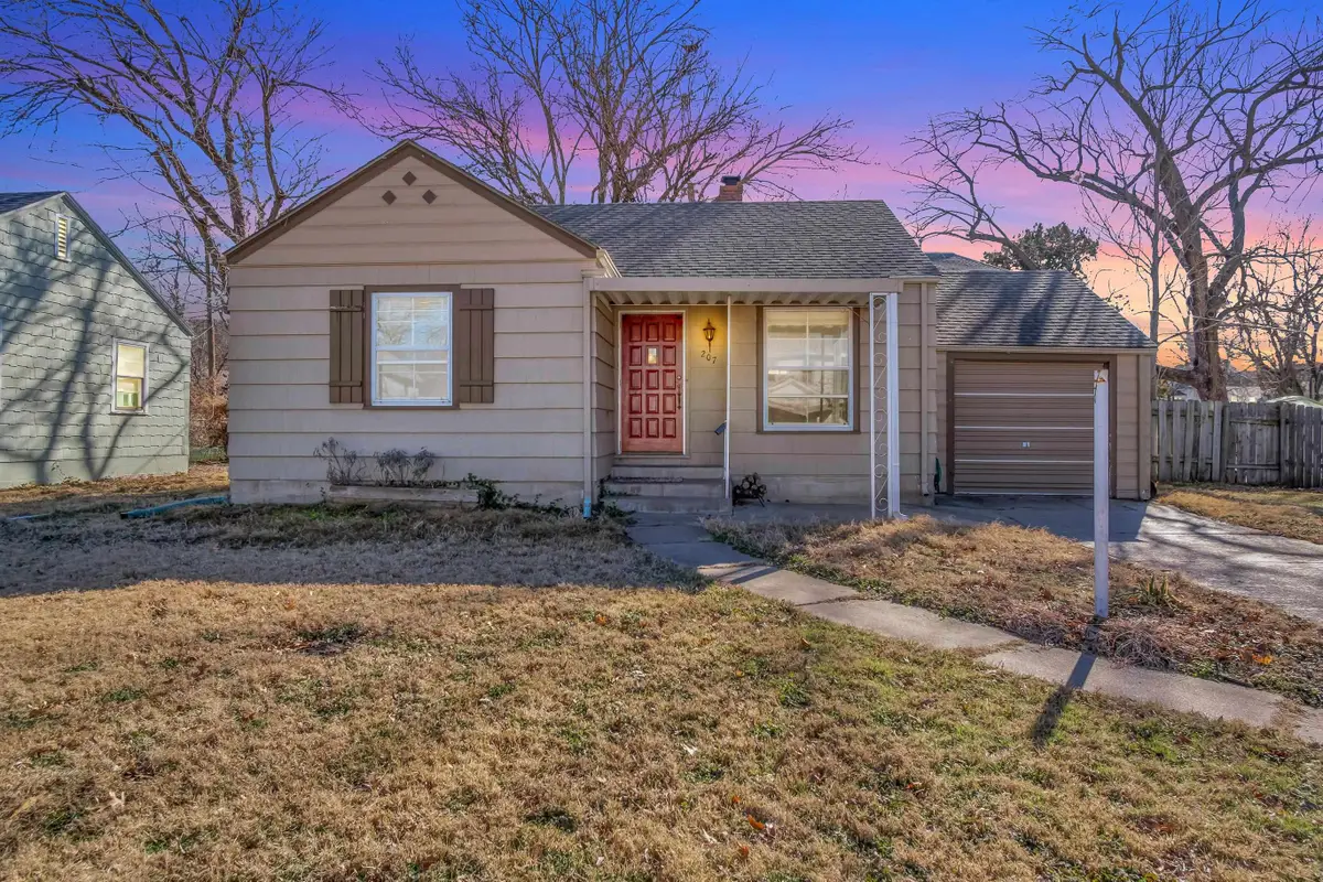 207 E 9th St, Newton, KS 67114 - #1
