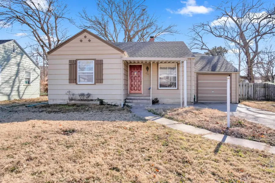 207 E 9th St, Newton, KS 67114 - #2