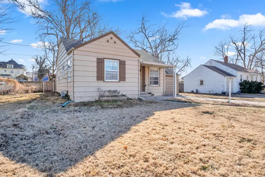207 E 9th St, Newton, KS 67114 - #3