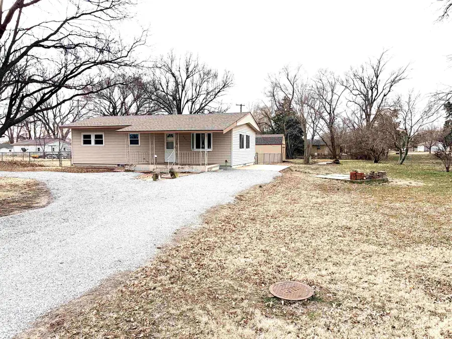 605 E 9th St, Harper, KS 67058 - #3
