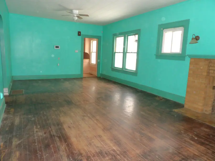 1007 E 14th, Winfield, KS 67156 - #2