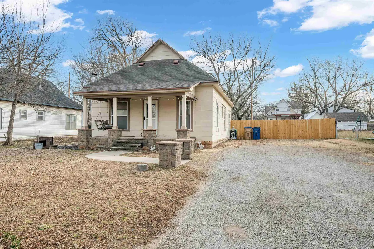 222 N Tracy St, Clearwater, KS 67026 - #1