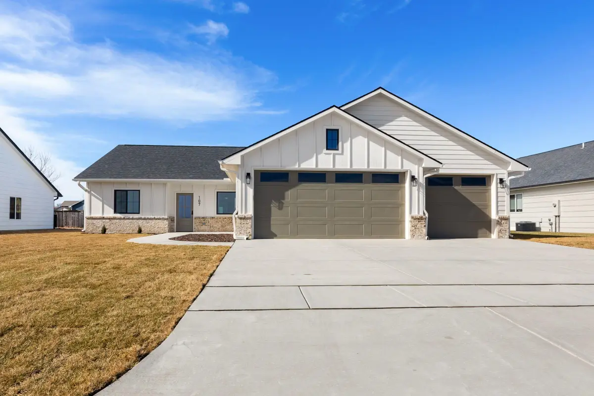 107 N Oxford Ave, Bentley, KS 67016 - #1