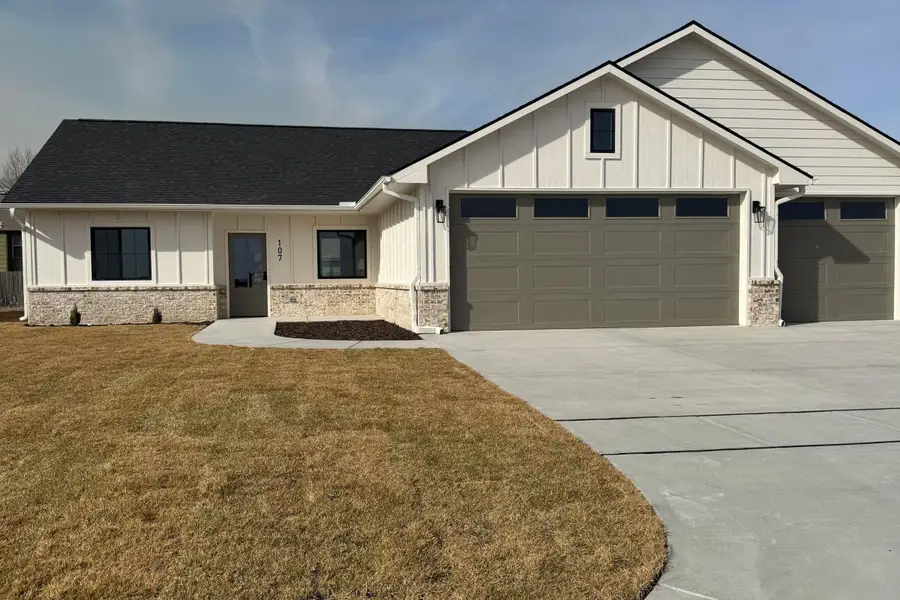 107 N Oxford Ave, Bentley, KS 67016 - #2