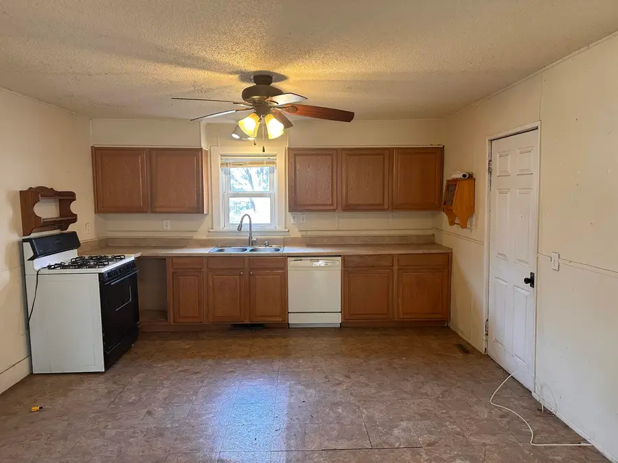 622 SE 3rd St, Newton, KS 67114 - #3