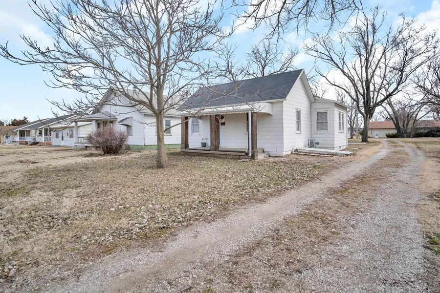 518 N Cedar St, Marion, KS 66861 - #3
