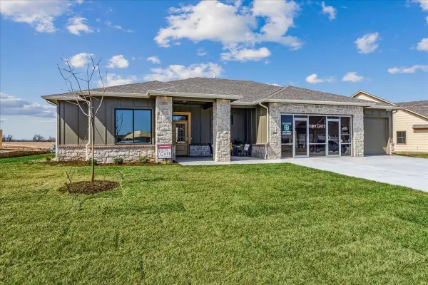 5918 E Forbes Ct, Bel Aire, KS 67220