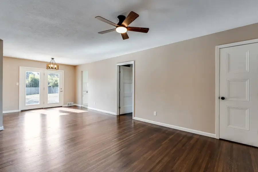 537 N Oakwood Dr, Wichita, KS 67208 - #3