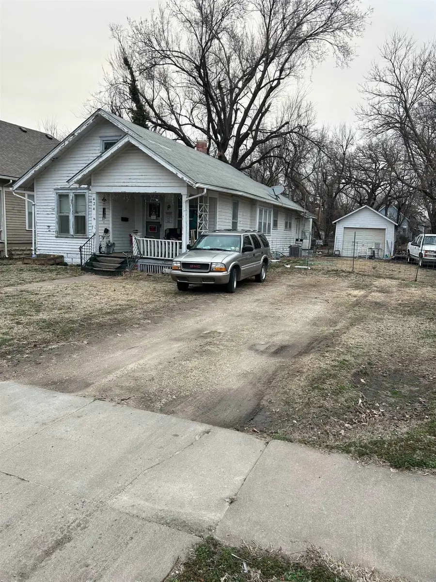 424 E 8th St, Newton, KS 67114 - #2