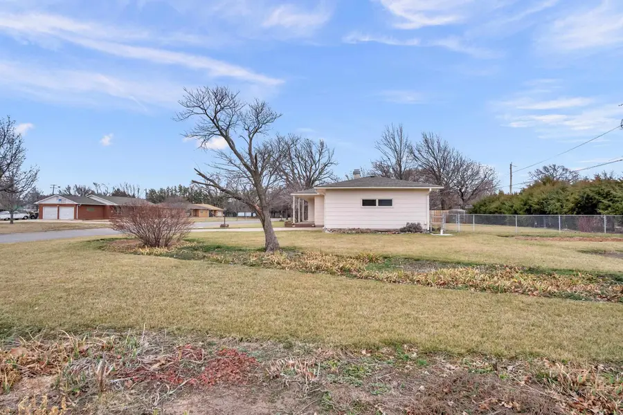 1 Leonard Ct, Newton, KS 67114 - #2