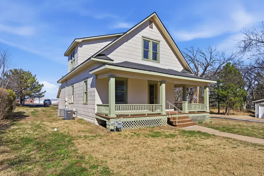 604 W Spring Ave, Conway Springs, KS 67031 - #2