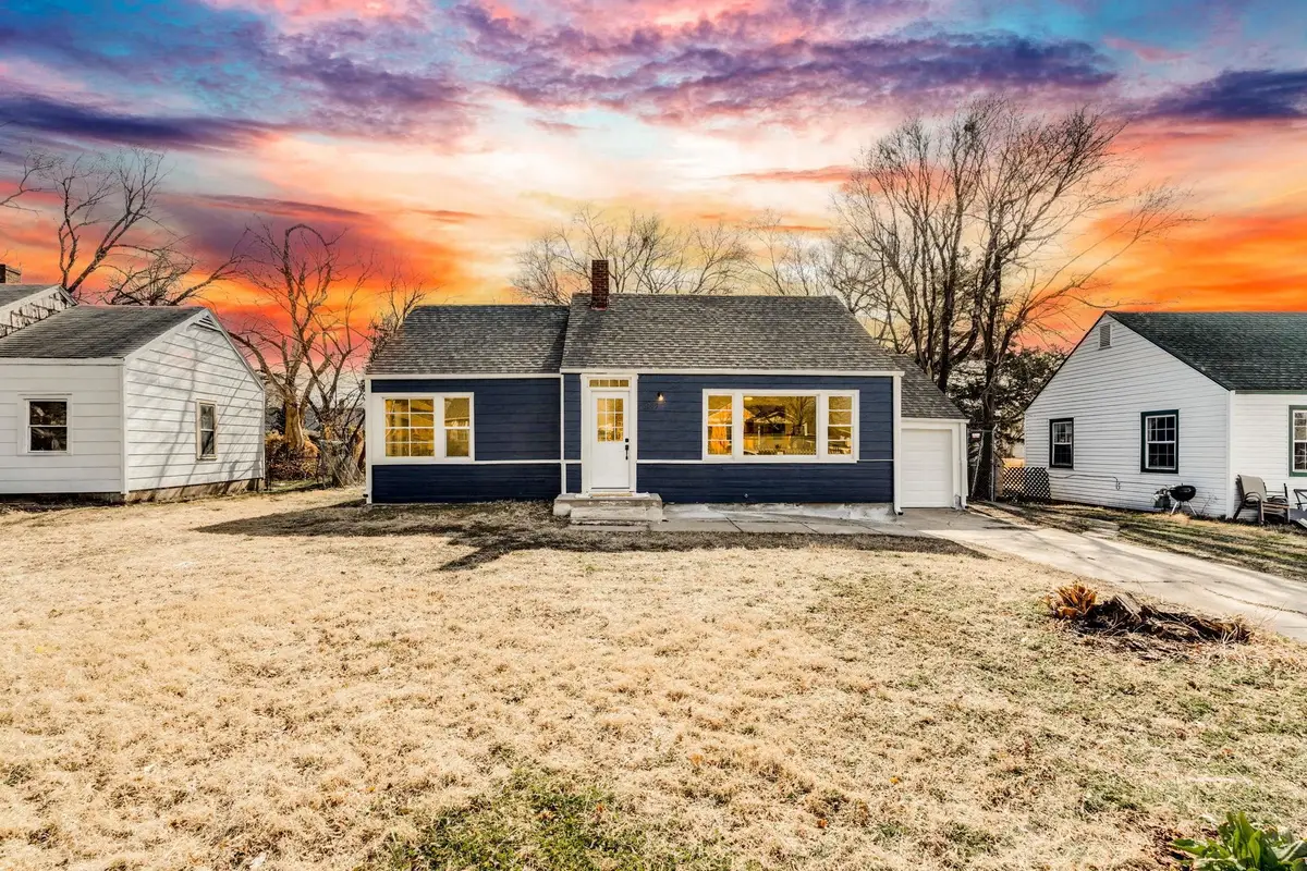 3009 E Maplewood Dr, Wichita, KS 67214 - #1