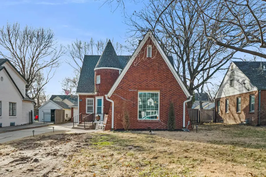 153 N Parkwood Ln, Wichita, KS 67208 - #2