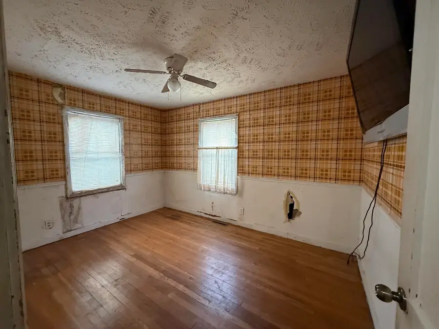 625 Montrose St, Salina, KS 67401 - #3