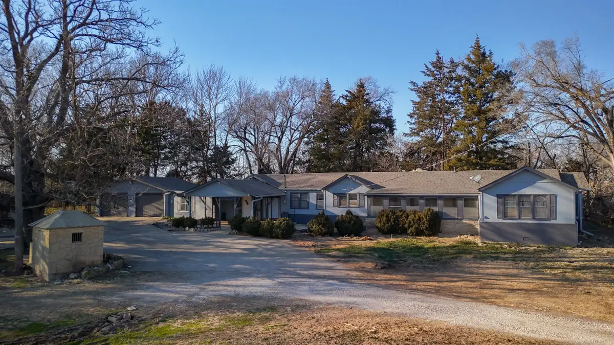 113 S Country Club Rd, Arkansas City, KS 67005 - #1