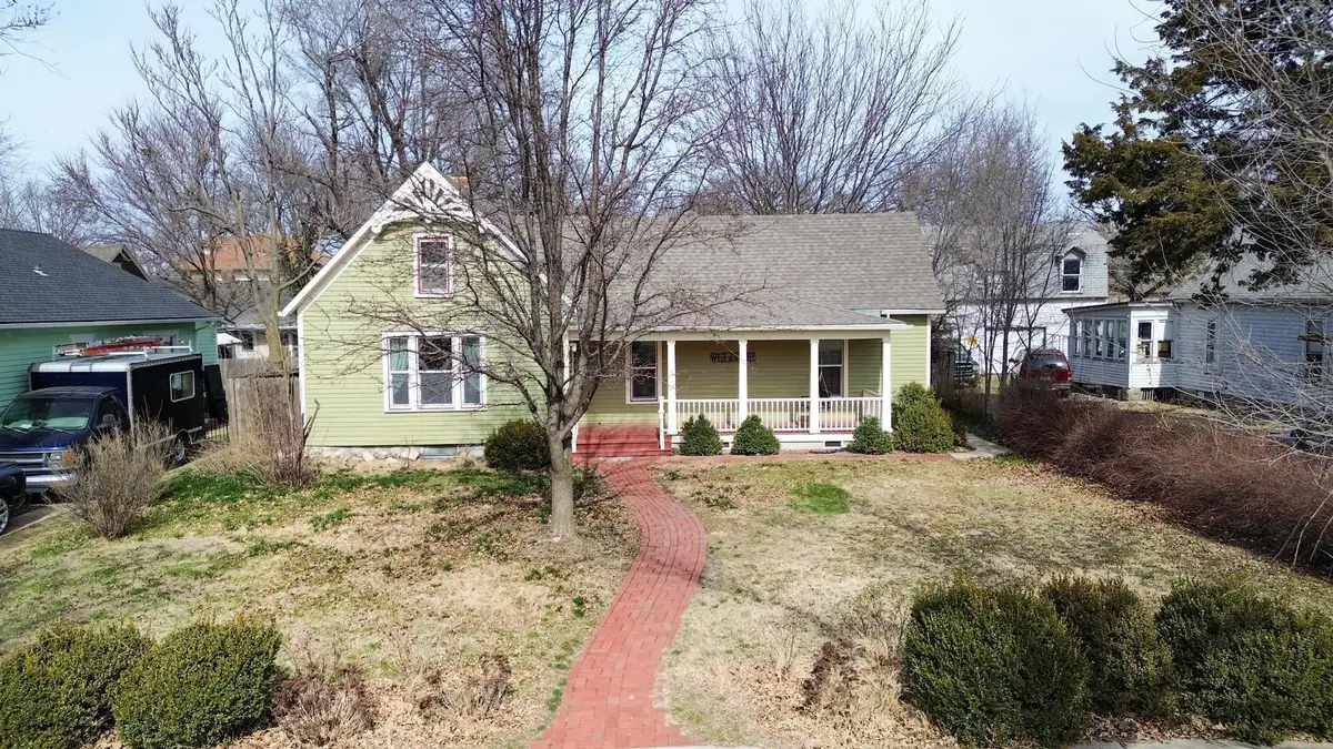 308 E 2nd St, Newton, KS 67114 - #1