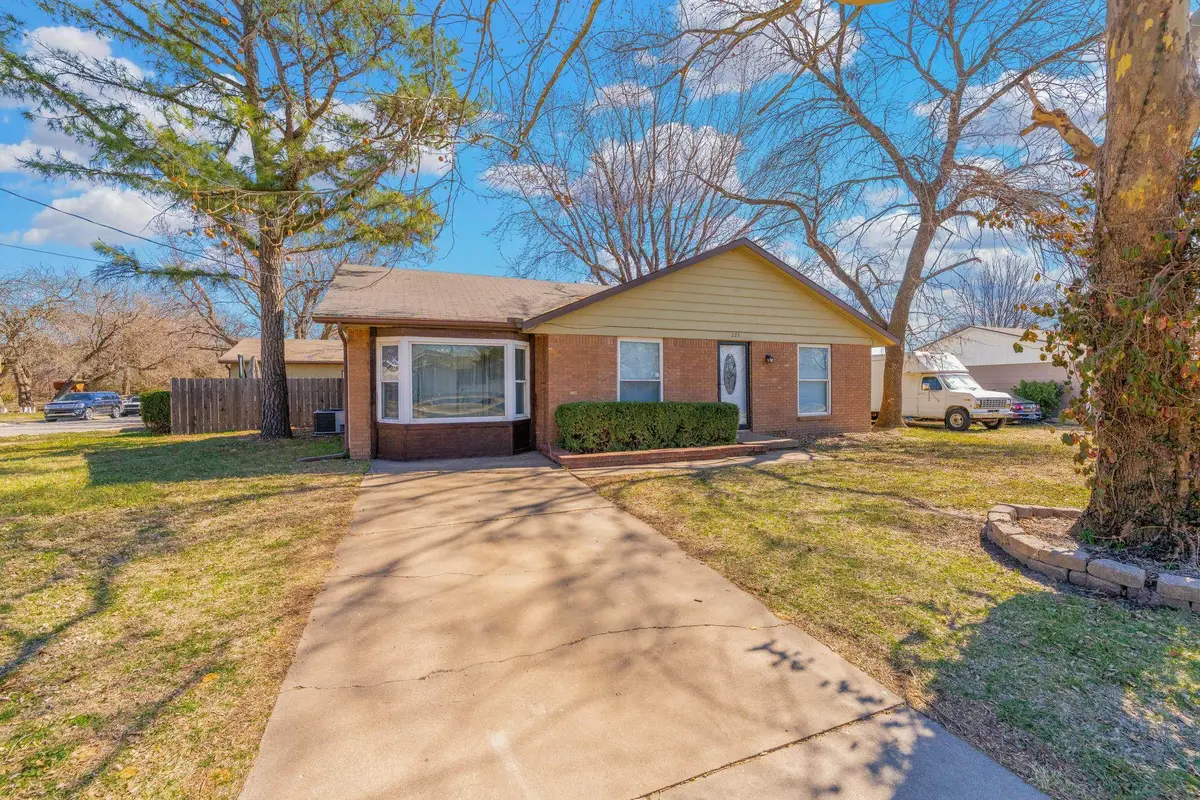 223 N Woodlawn St, Wellington, KS 67152 - #1