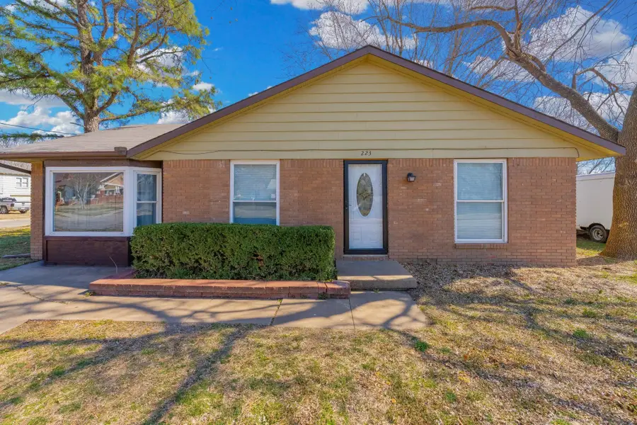 223 N Woodlawn St, Wellington, KS 67152 - #2