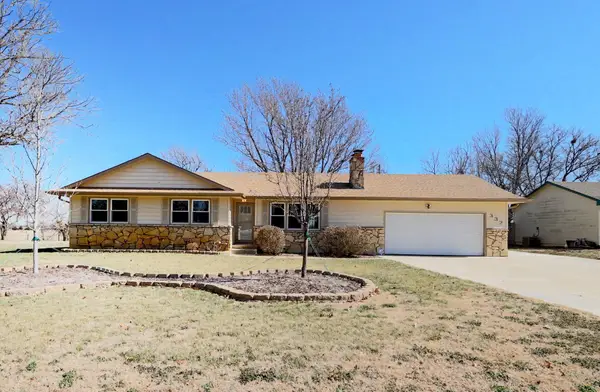 332 N Bentwood Dr, Rose Hill, KS 67133