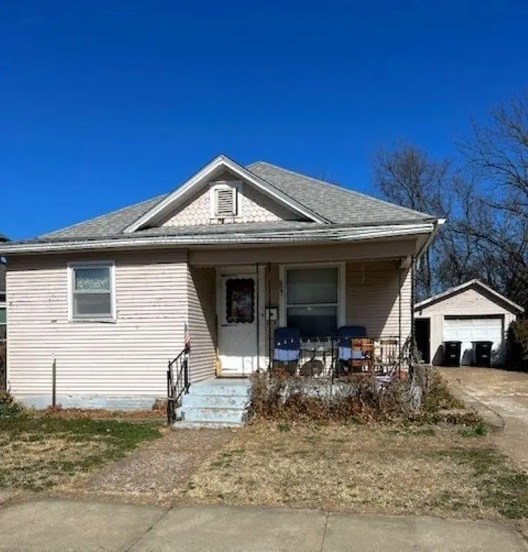 907 Johnstown Ave, Salina, KS 67401 - #2
