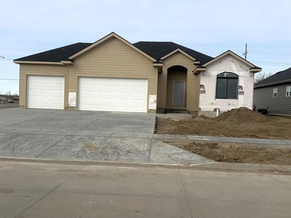 2824 Crystal Lake Dr, Salina, KS 67401 - #1