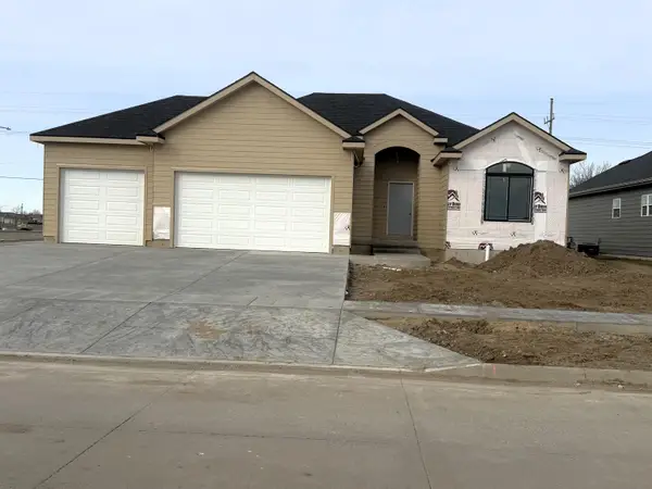 2824 Crystal Lake Dr, Salina, KS 67401