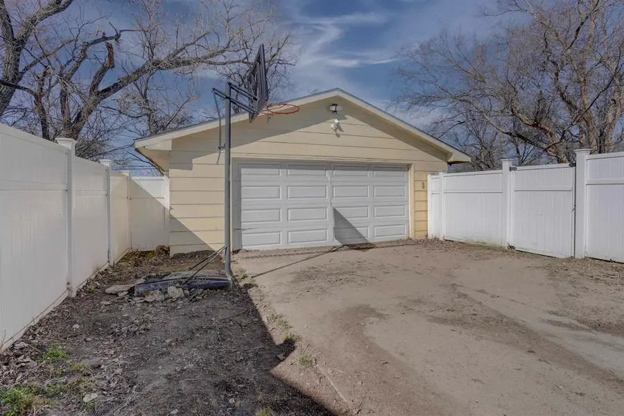 507 N College St, Winfield, KS 67156 - #2