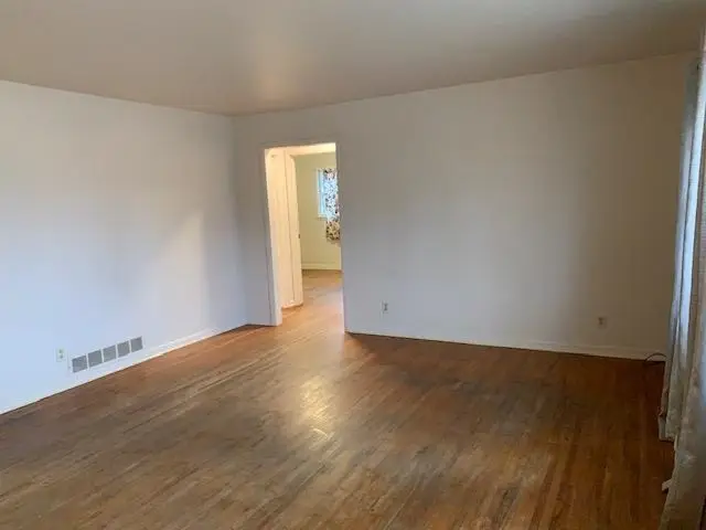 1004 S Plum St, Newton, KS 67114 - #3