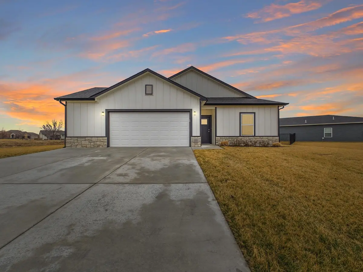 232 W Cherry Oaks St, Cheney, KS 67025 - #1