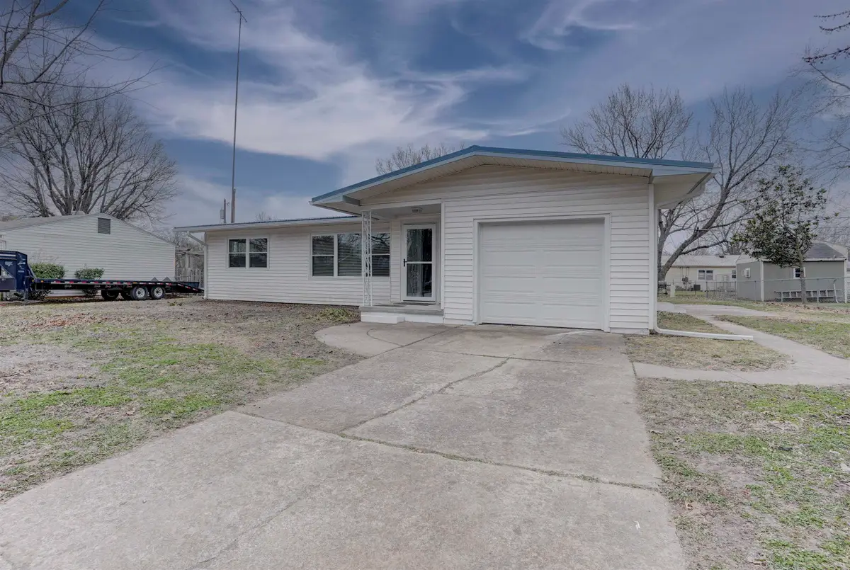 235 Meek Ave, Arkansas City, KS 67005 - #1