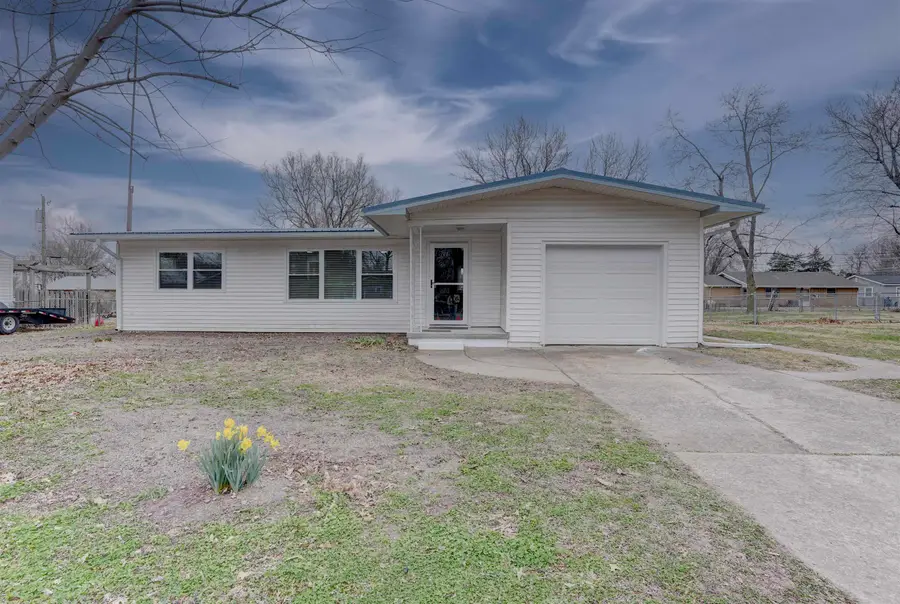 235 Meek Ave, Arkansas City, KS 67005 - #2