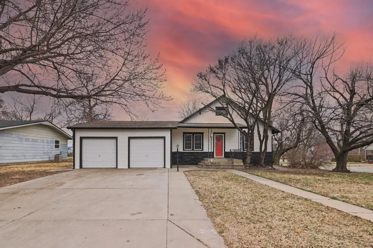 721 W 5th St, Newton, KS 67114 - #1