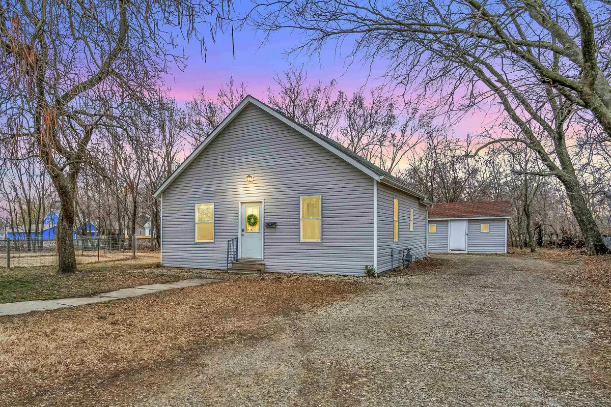 616 E 8th St, Newton, KS 67114 - #1