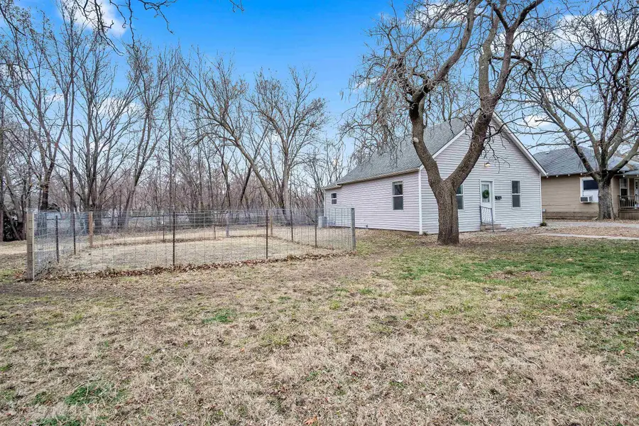 616 E 8th St, Newton, KS 67114 - #3