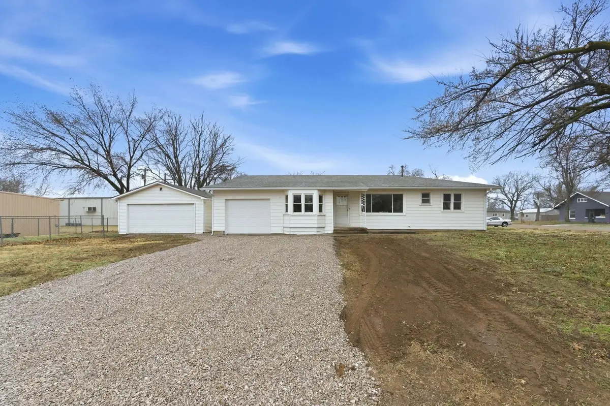 141 W 2nd Ave, Norwich, KS 67118 - #1