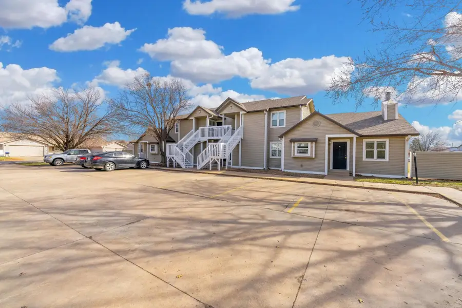 1704 E 24th Ave, Hutchinson, KS 67502 - #2