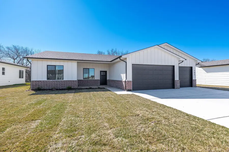 701 E Elmwood St, Park City, KS 67147 - #2
