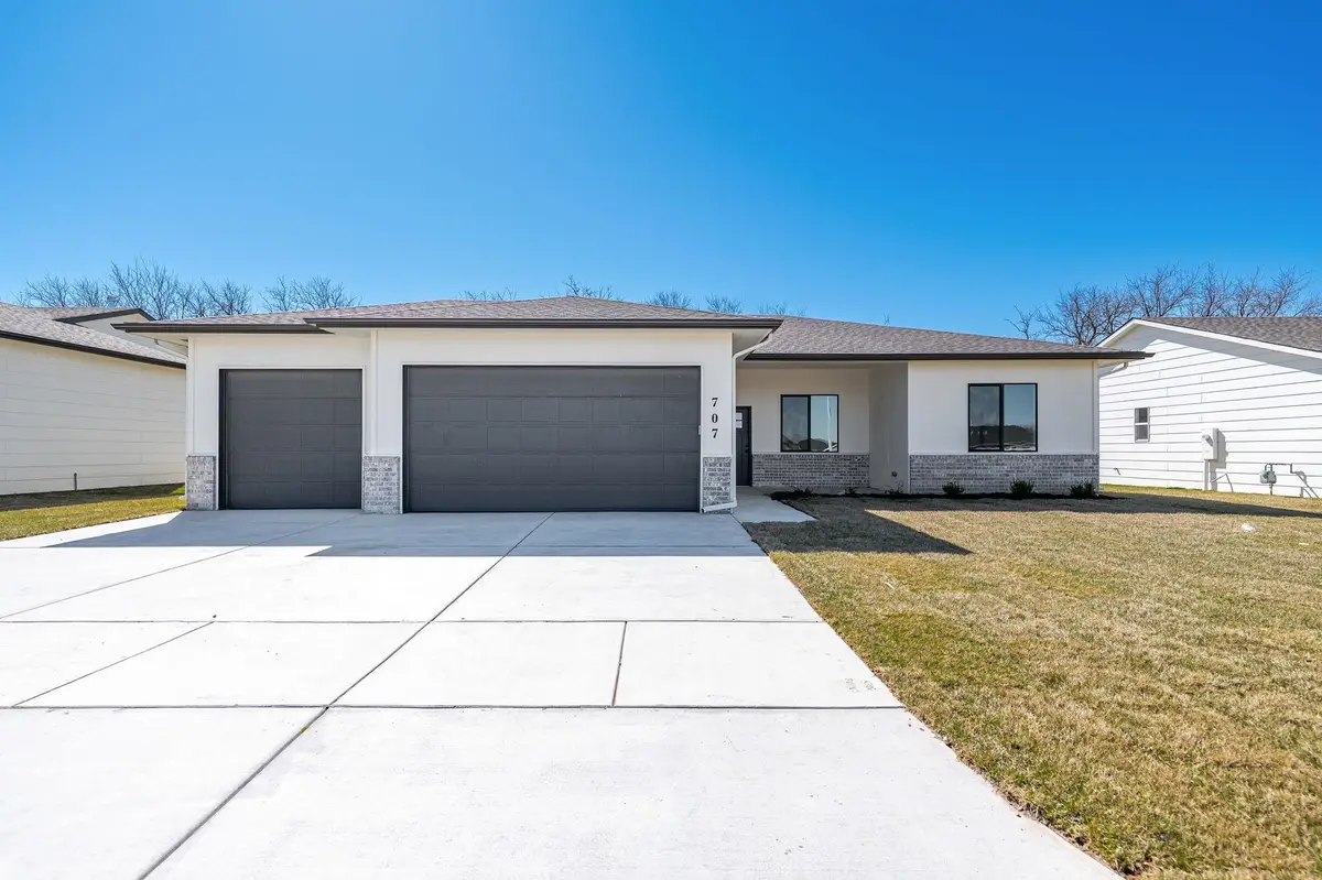 707 E Elmwood St, Park City, KS 67147 - #1