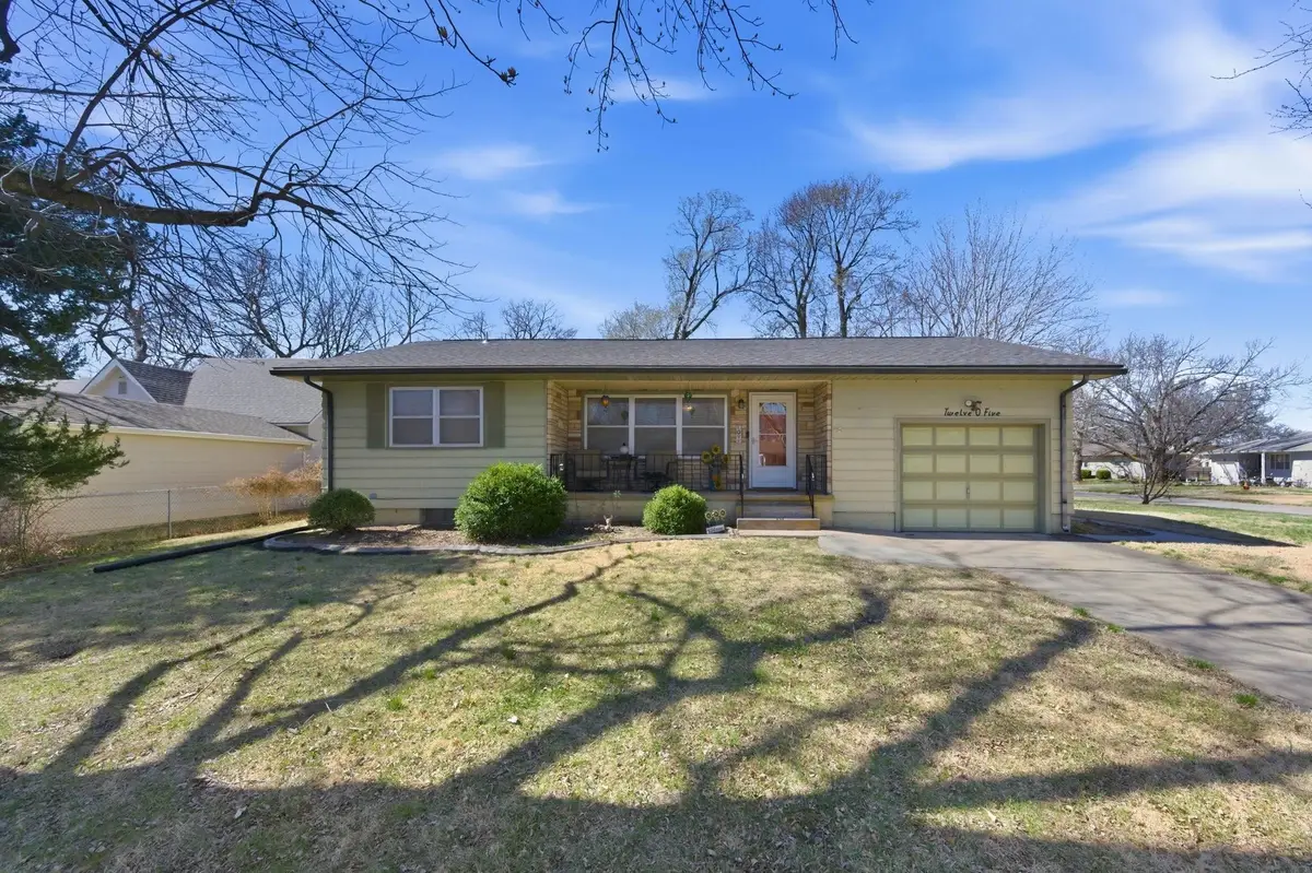 1205 Grove Ave, Newton, KS 67114 - #1