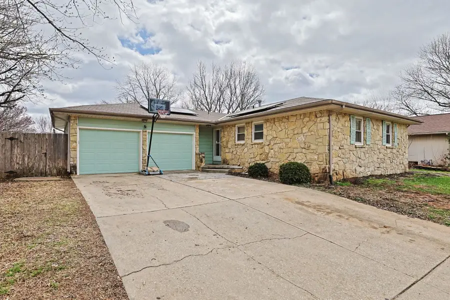 1401 E Carolyn St, Derby, KS 67037 - #2