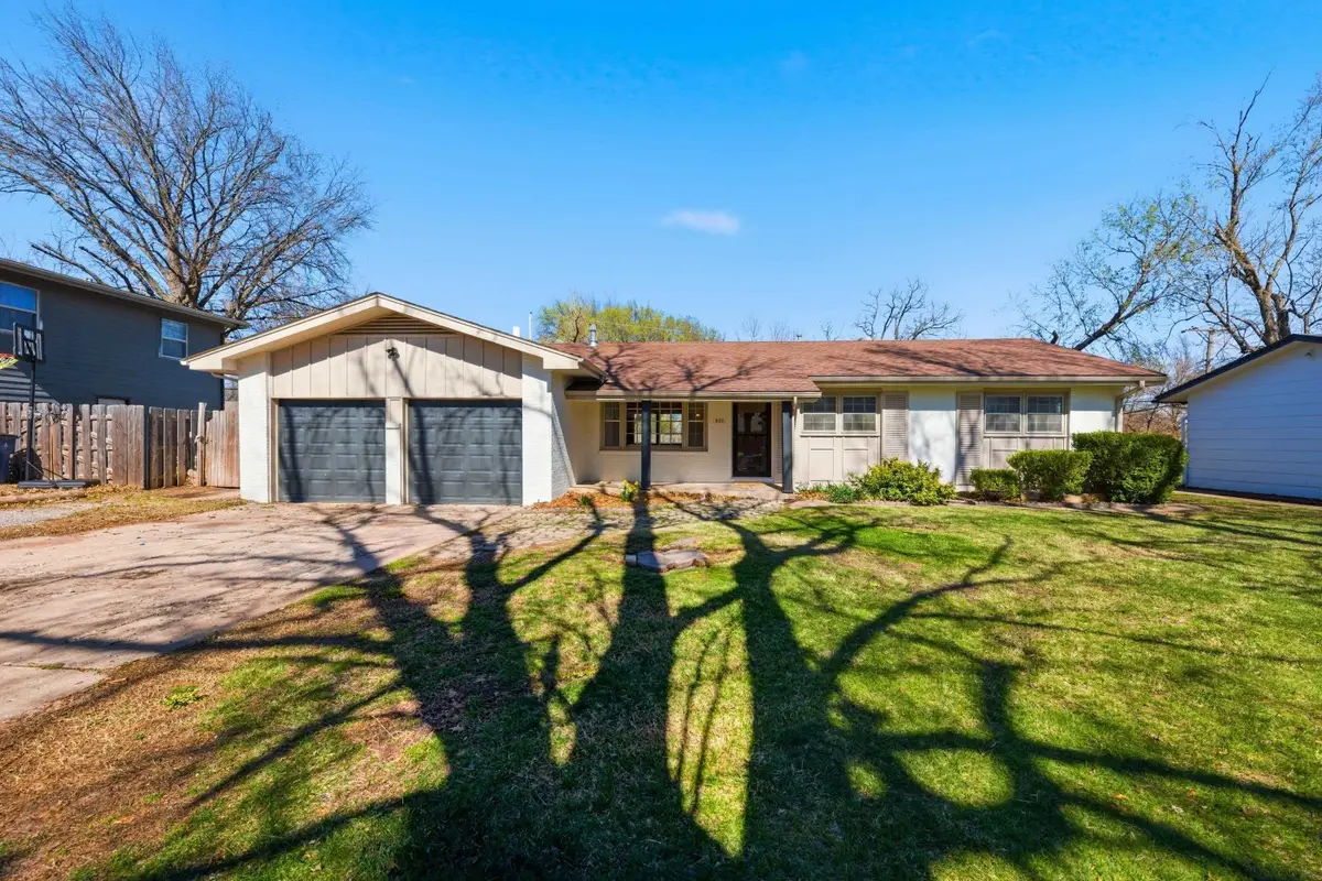 832 N Country Acres Ave, Wichita, KS 67212 - #1