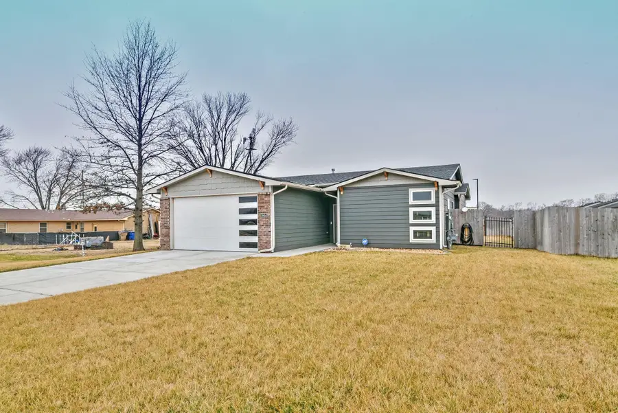 945 Arrow Head St, Clearwater, KS 67026 - #2