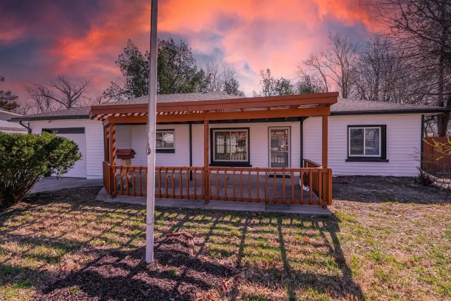 2815 E Glen Oaks Dr, Wichita, KS 67216 - #2